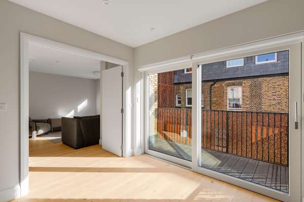 Flat Clapham High Street in Greater London