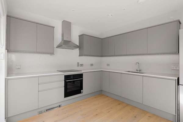 Flat Clapham High Street in Greater London