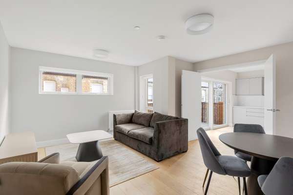 Flat Clapham High Street in Greater London