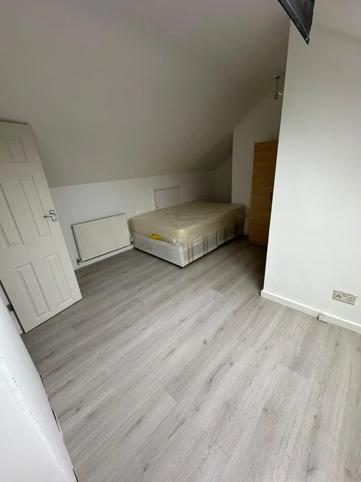 Flat Jesmond Avenue in Greater London
