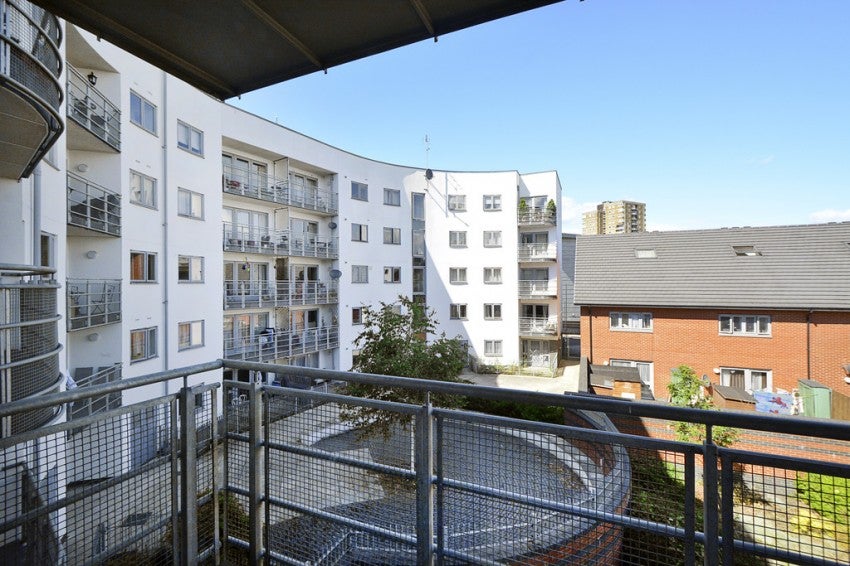 Flat Parkside Business Estate in Greater London