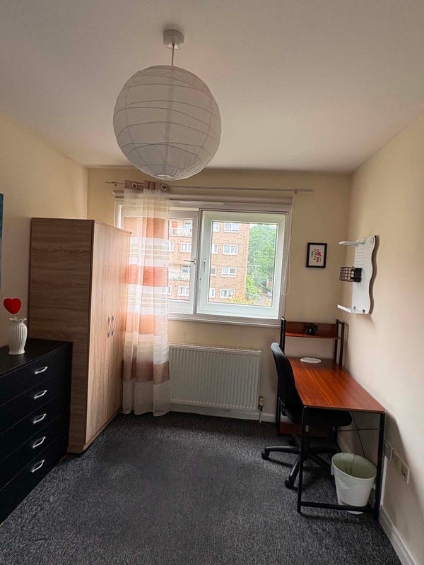 Room Eversholt Street in Greater London