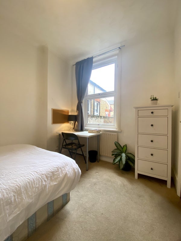 Room Denehurst Gardens in Greater London