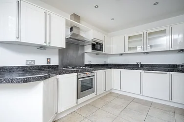 Flat Robin Hood Way in Greater London