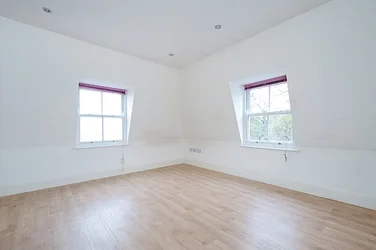 Flat Robin Hood Way in Greater London