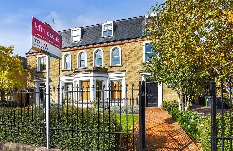 Flat Robin Hood Way in Greater London