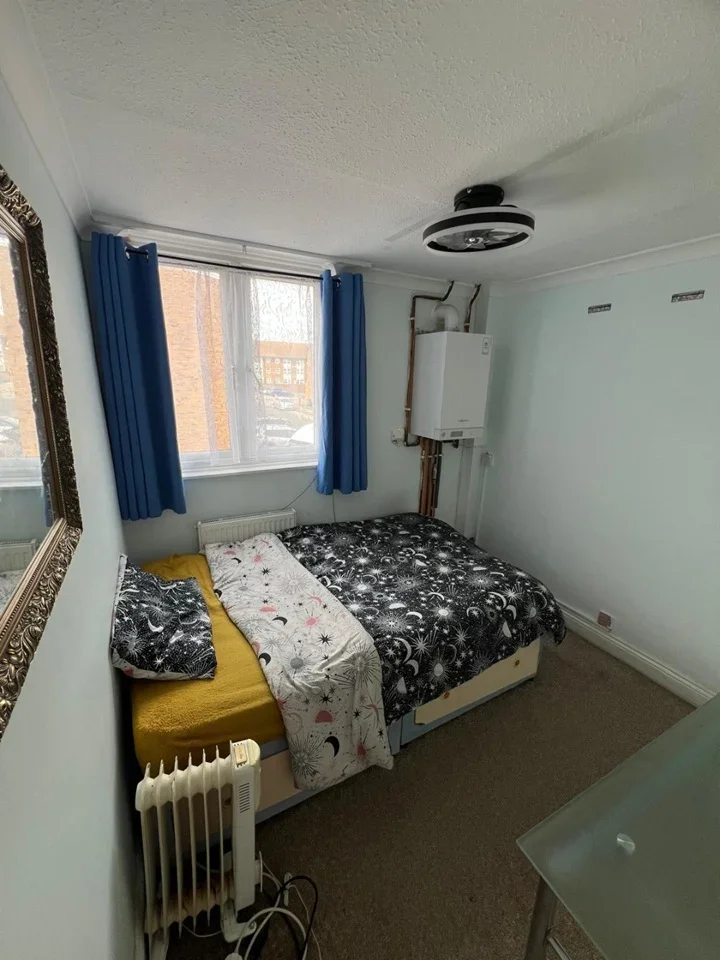 Room Barberry Close in Greater London