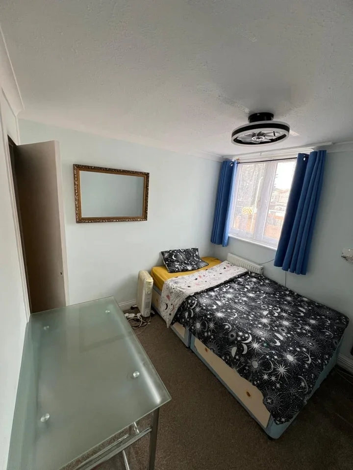 Room Barberry Close in Greater London