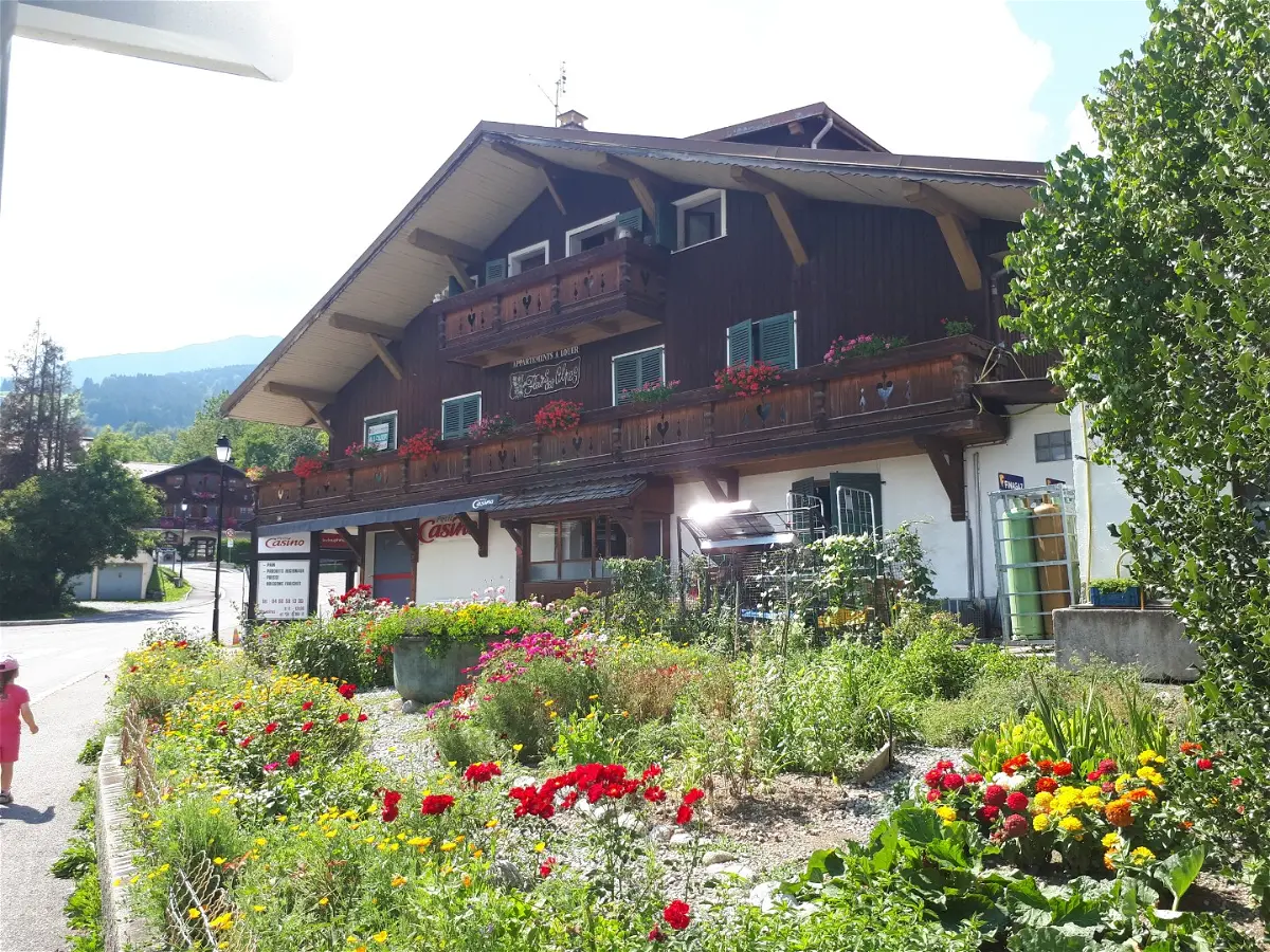 Flat Route de Cordon in Cordon