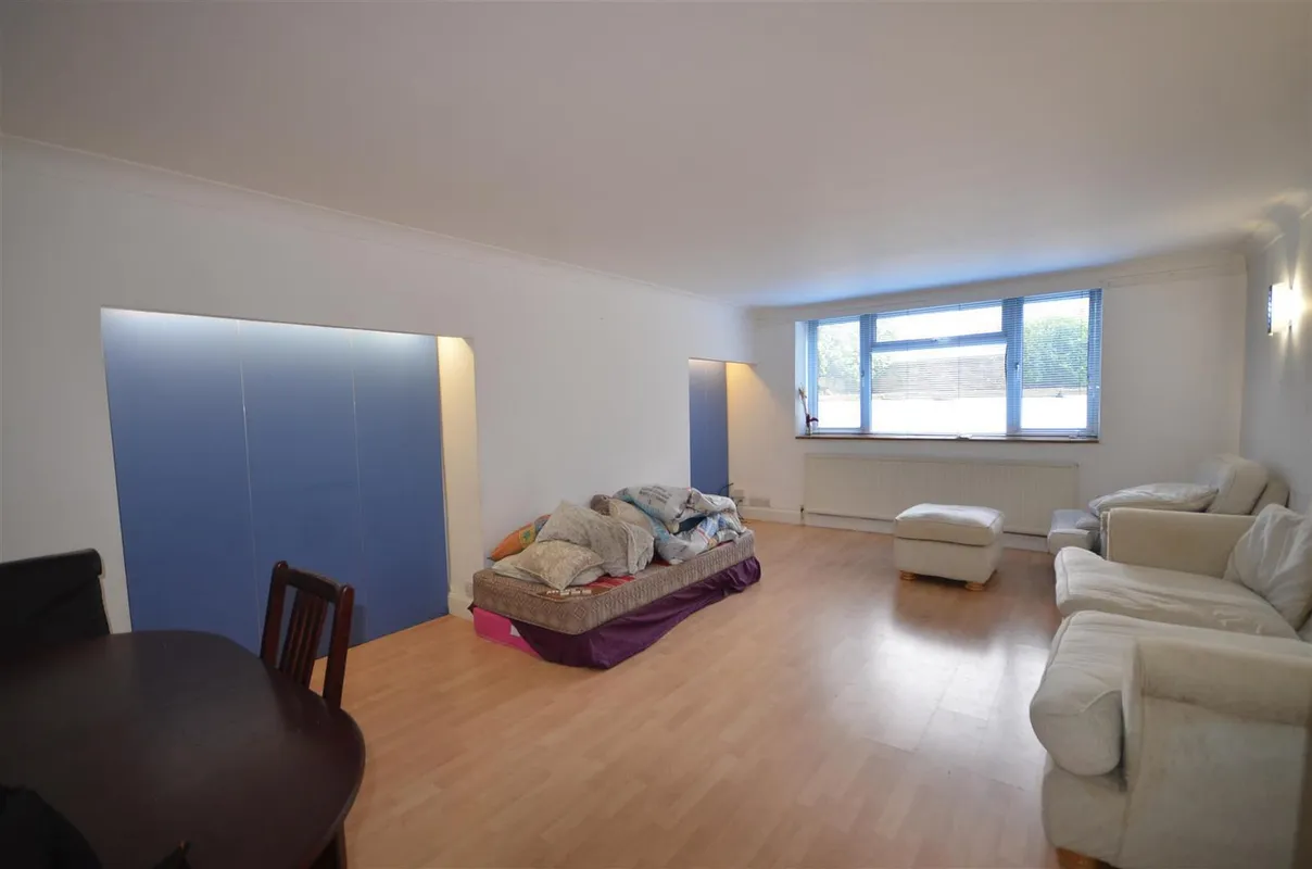 Flat Sudbury Hill in Greater London