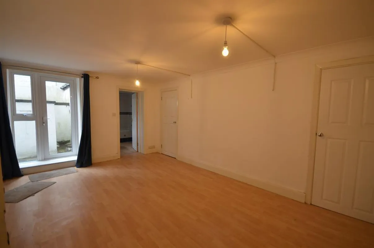 Flat Sudbury Hill in Greater London