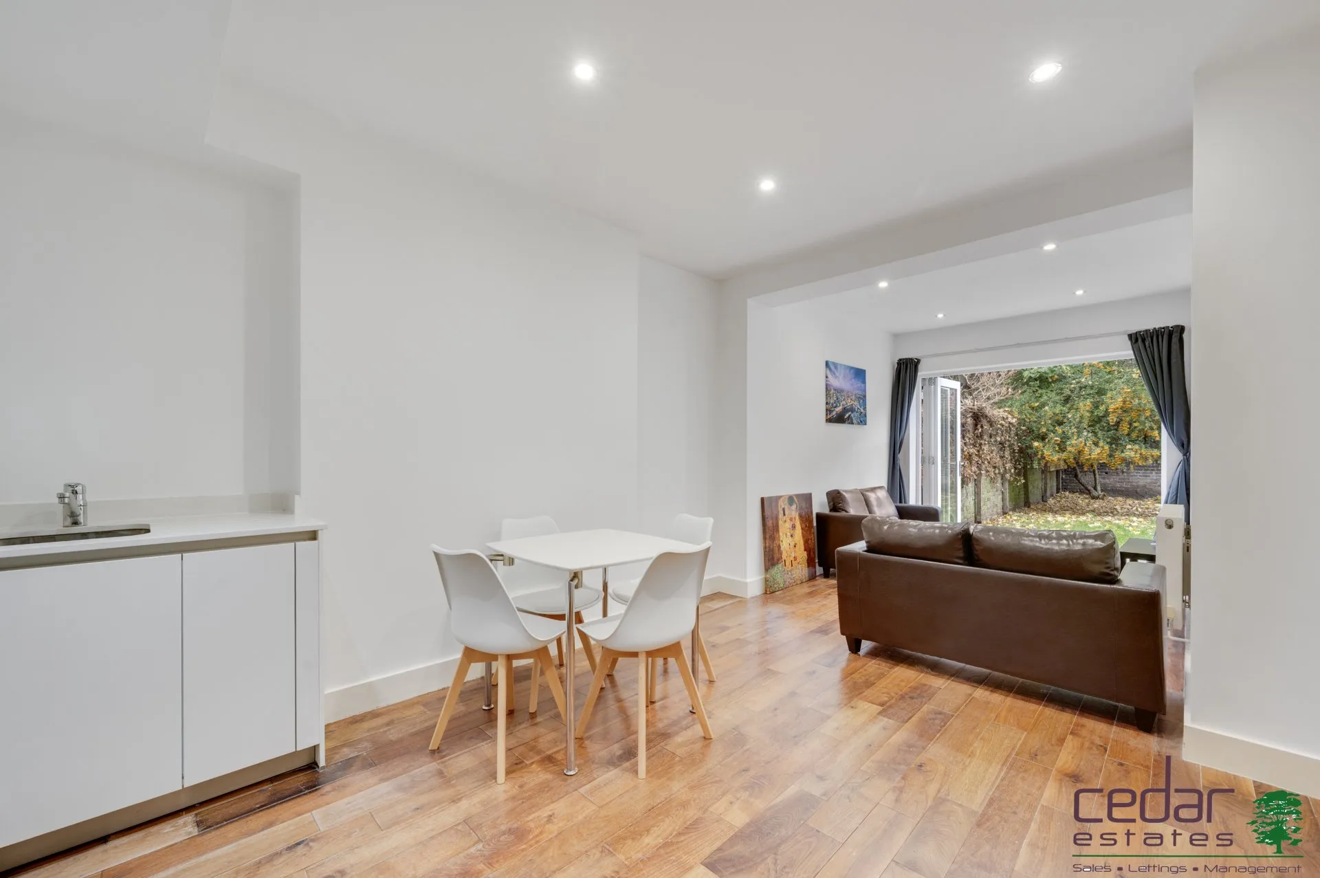 Flat Victoria Road in Greater London