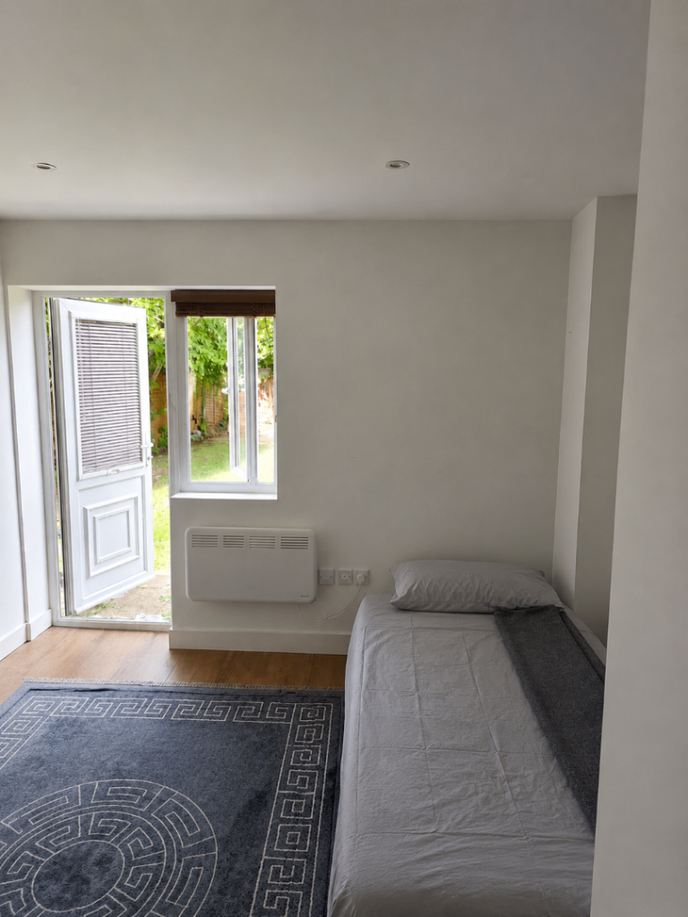 Flat Barnfield Road in Greater London
