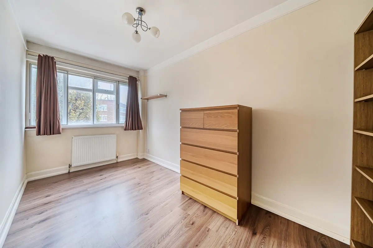 Flat Hanger Green in Greater London