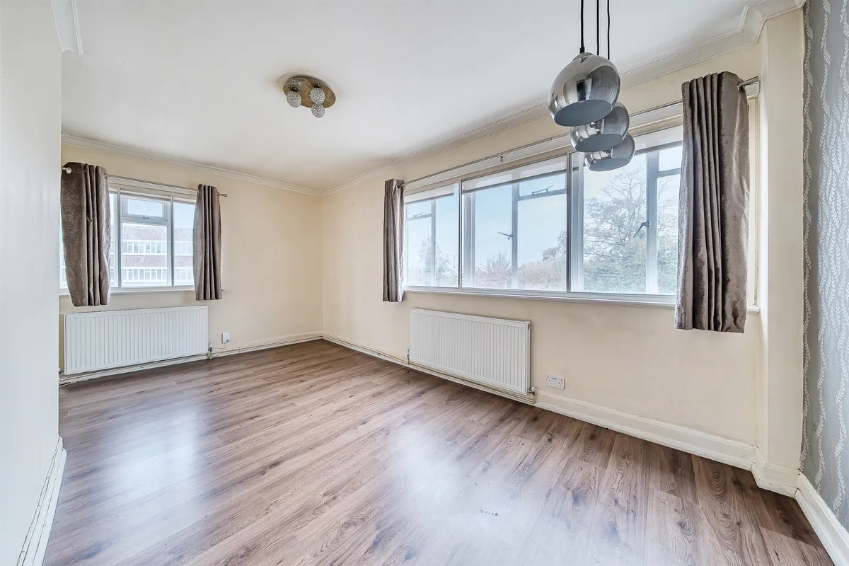 Flat Hanger Green in Greater London