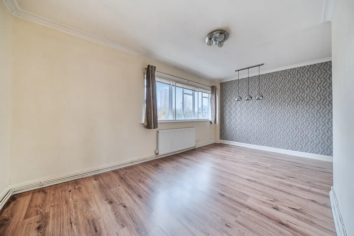 Flat Hanger Green in Greater London