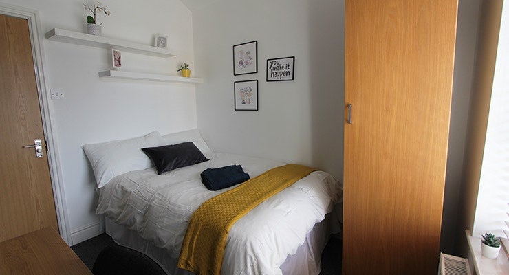 Room Dovedale Road in Liverpool