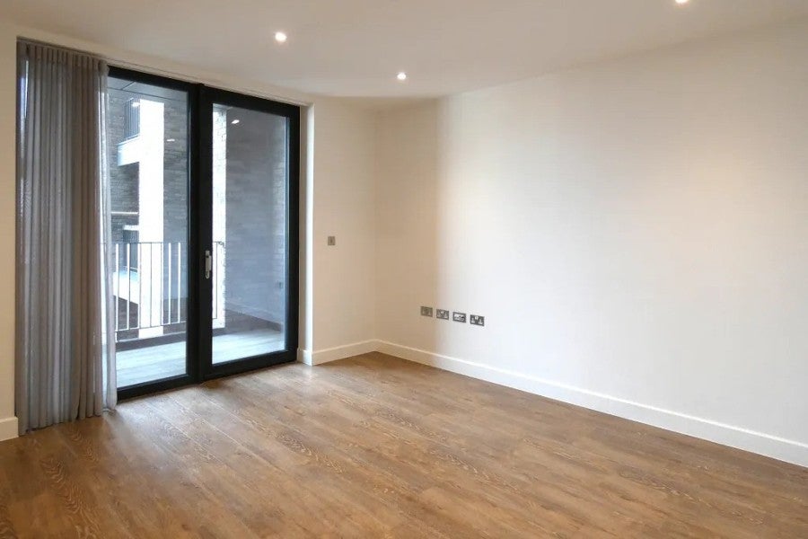 Flat Heathside Crescent in Woking