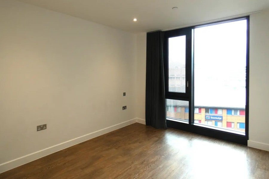 Flat Heathside Crescent in Woking