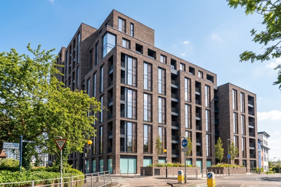Flat Heathside Crescent in Woking