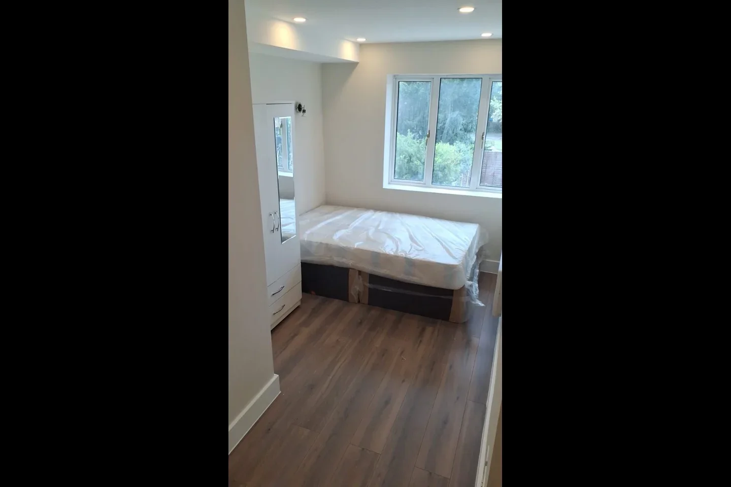 Flat Petersham Avenue in Woking