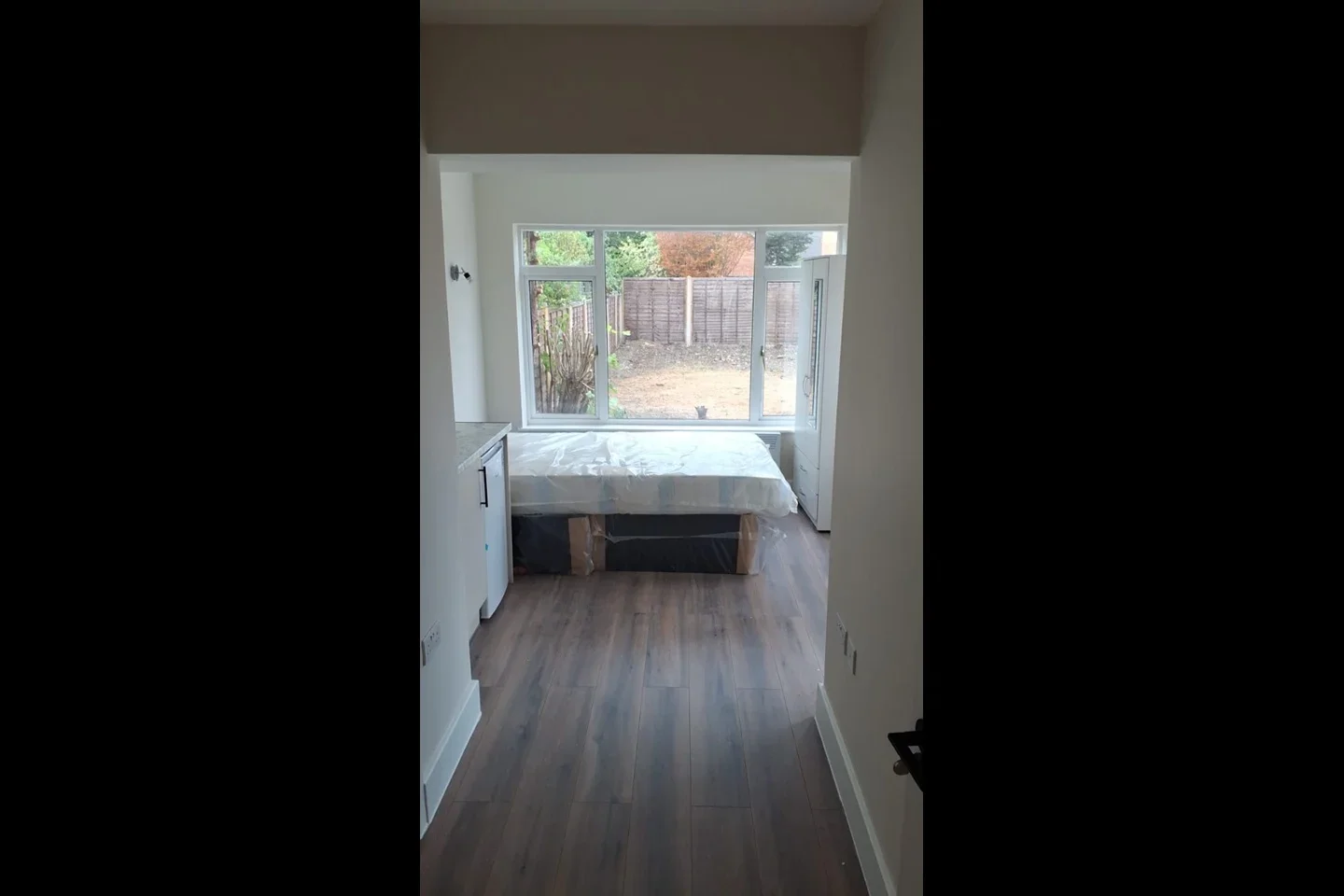 Flat Petersham Avenue in Woking