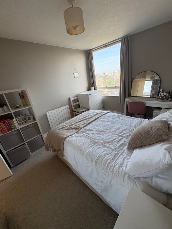 Flat Falcon Road in Greater London