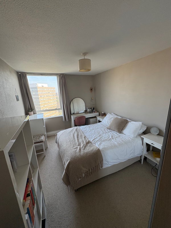Flat Falcon Road in Greater London