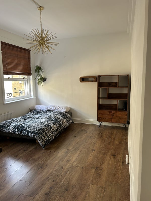 Room Chequer Street in Greater London