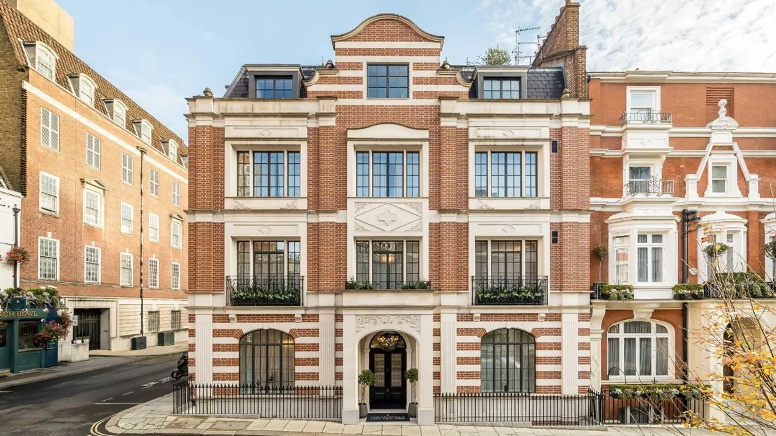 Flat Mount Street in City of Westminster