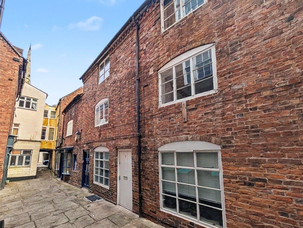 Flat Peacock Passage in Shrewsbury