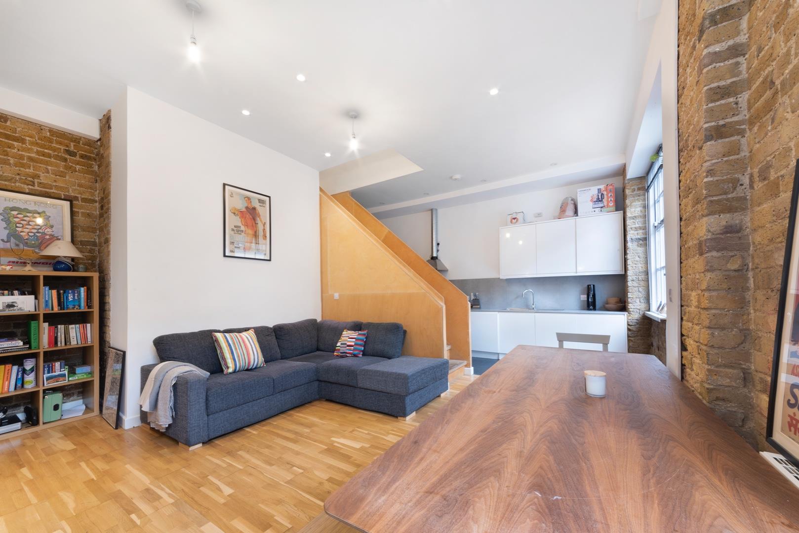 Flat Glebe Road in Greater London