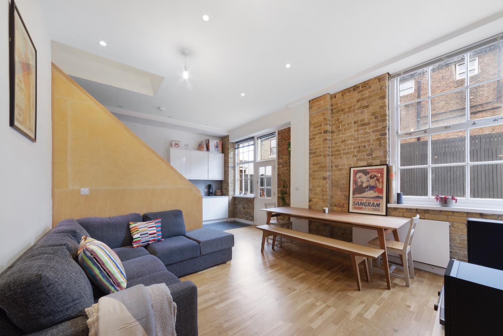 Flat Glebe Road in Greater London