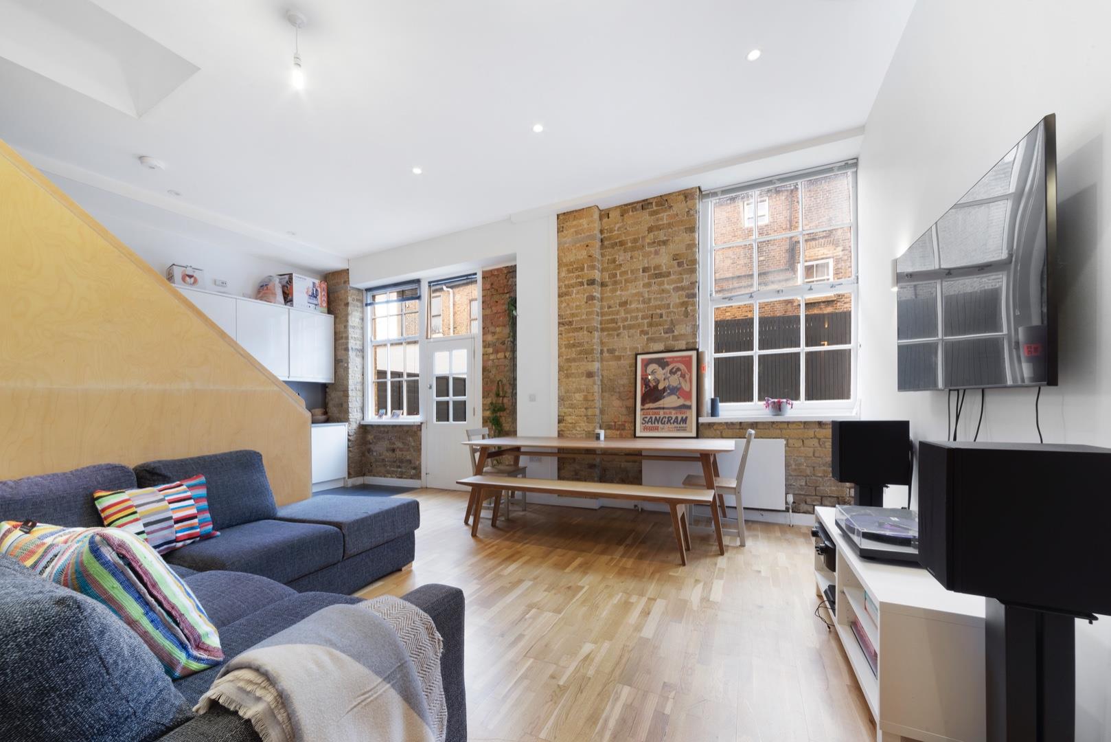 Flat Glebe Road in Greater London