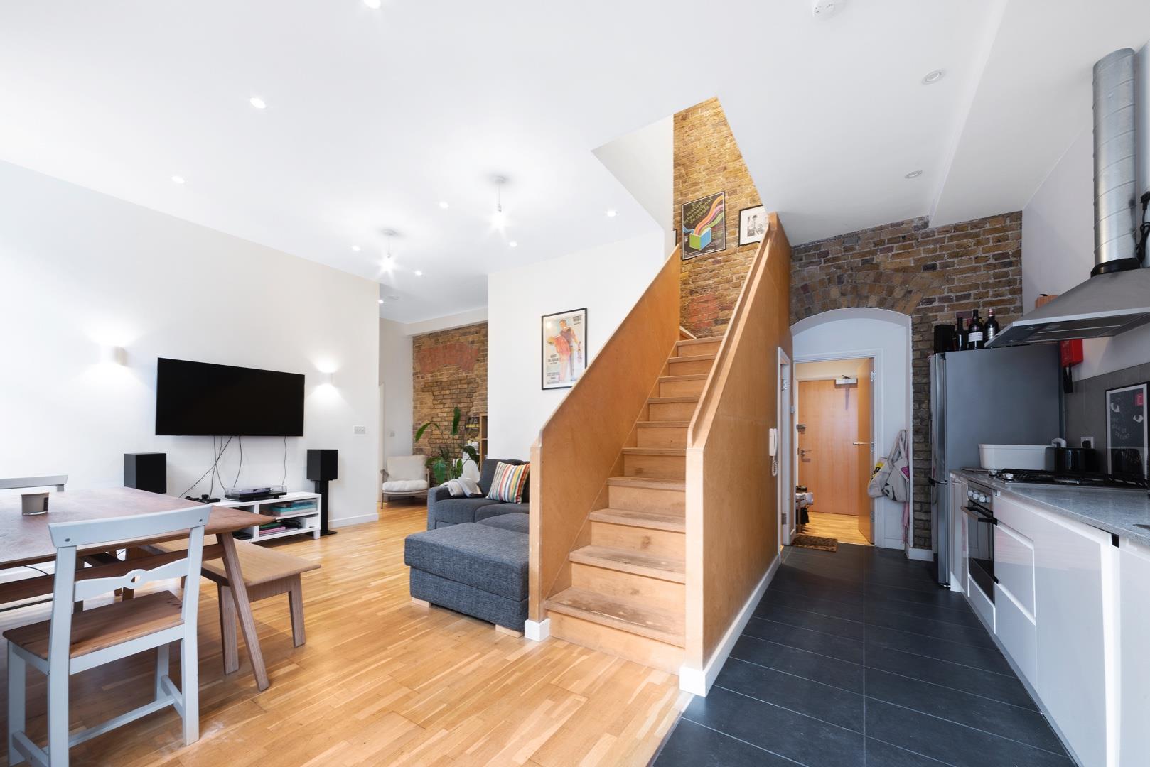 Flat Glebe Road in Greater London