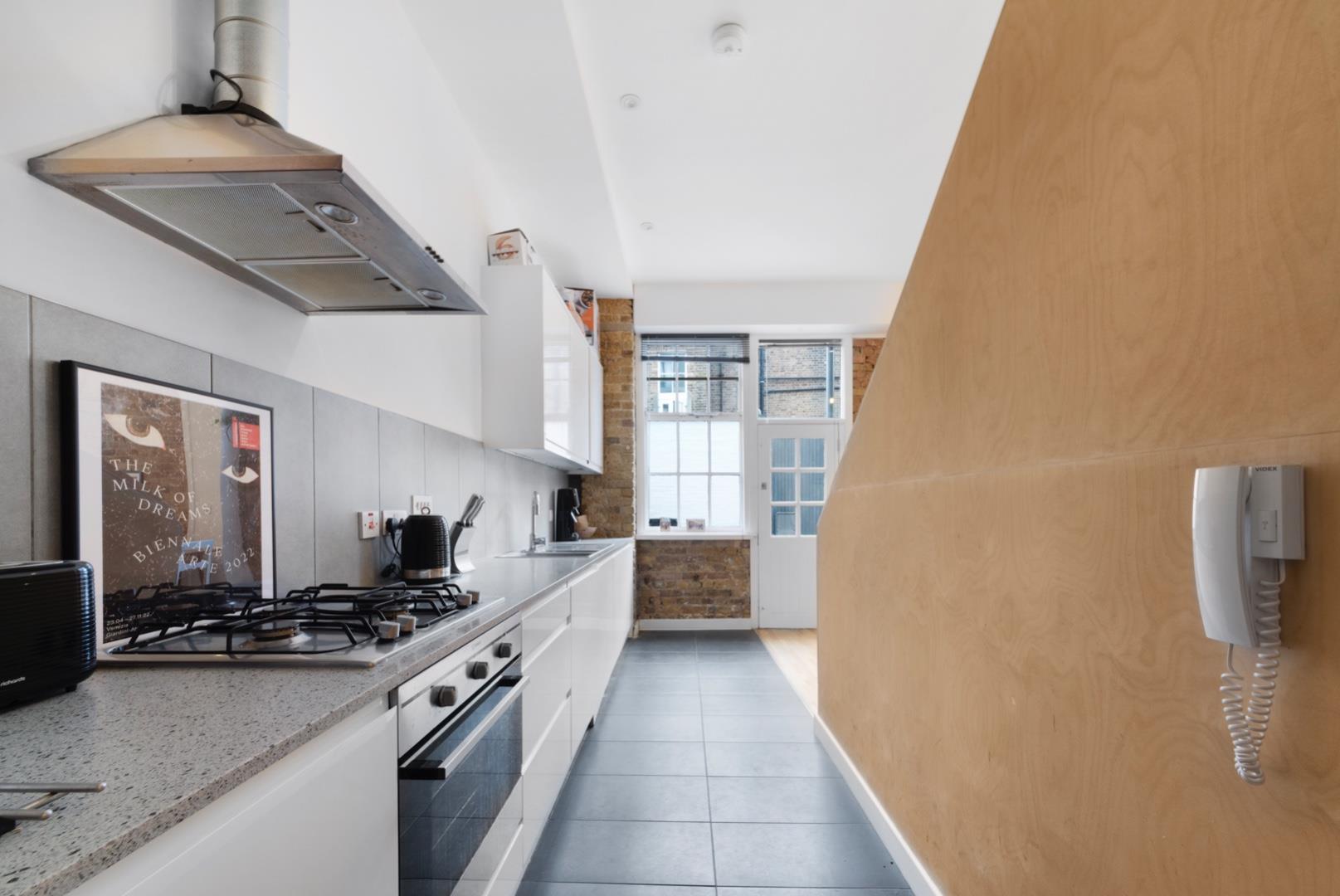 Flat Glebe Road in Greater London