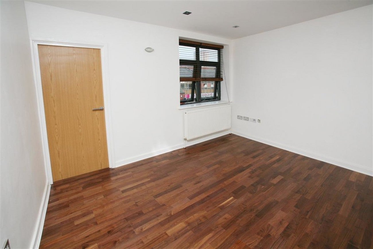 Flat Burslem Street in Greater London