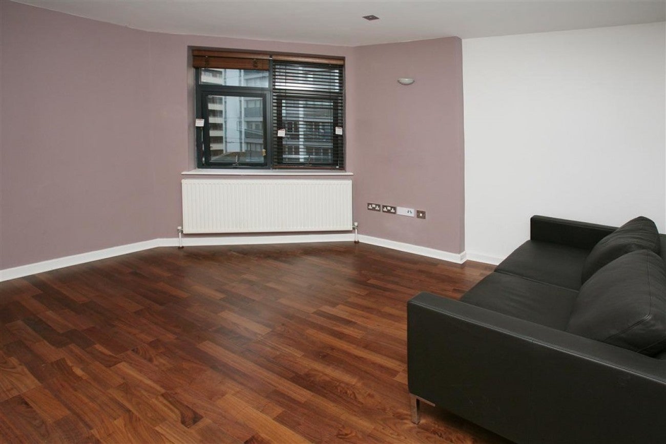 Flat Burslem Street in Greater London