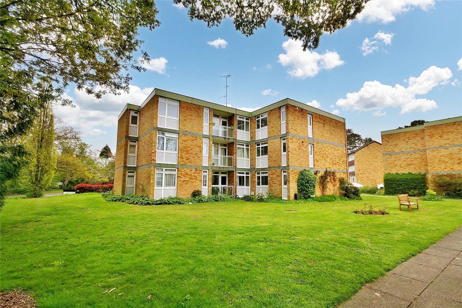 Flat Vale Close in Woking