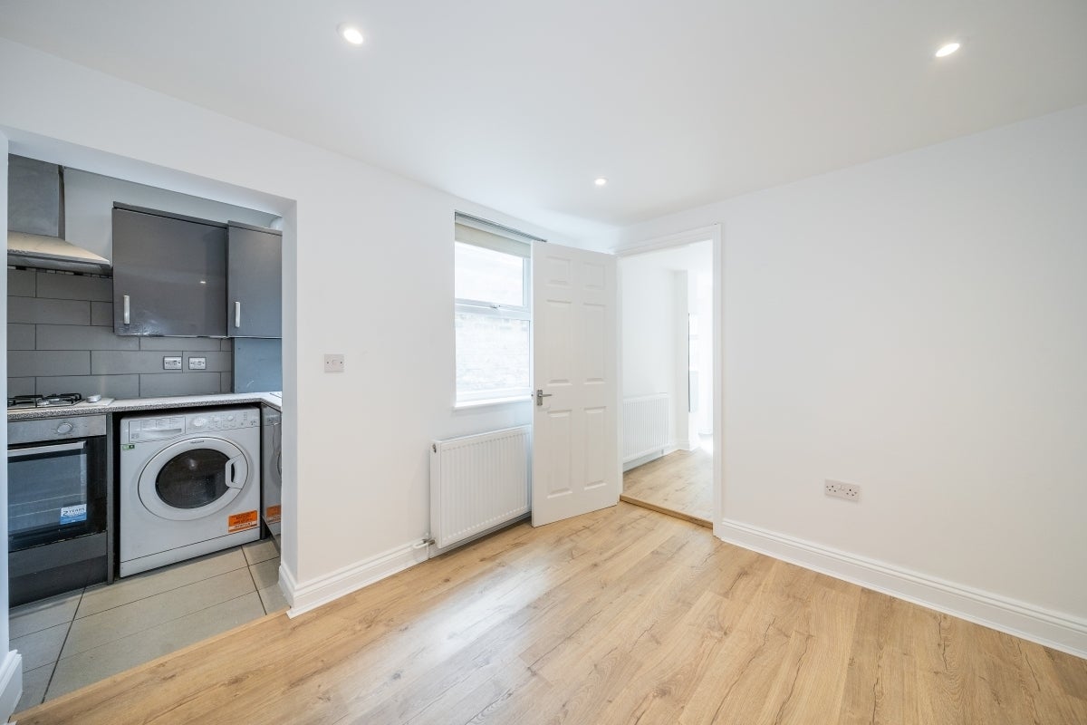 Flat Trinity Road in Greater London