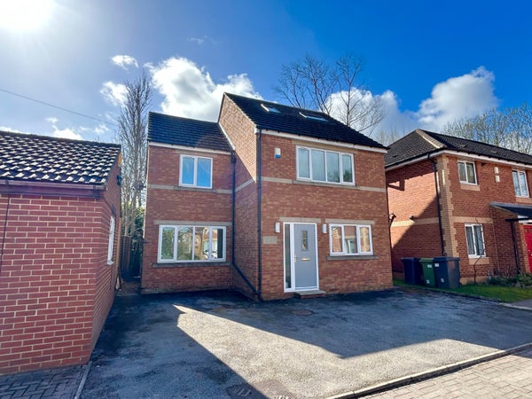 Flat Greenfield Court in Leeds