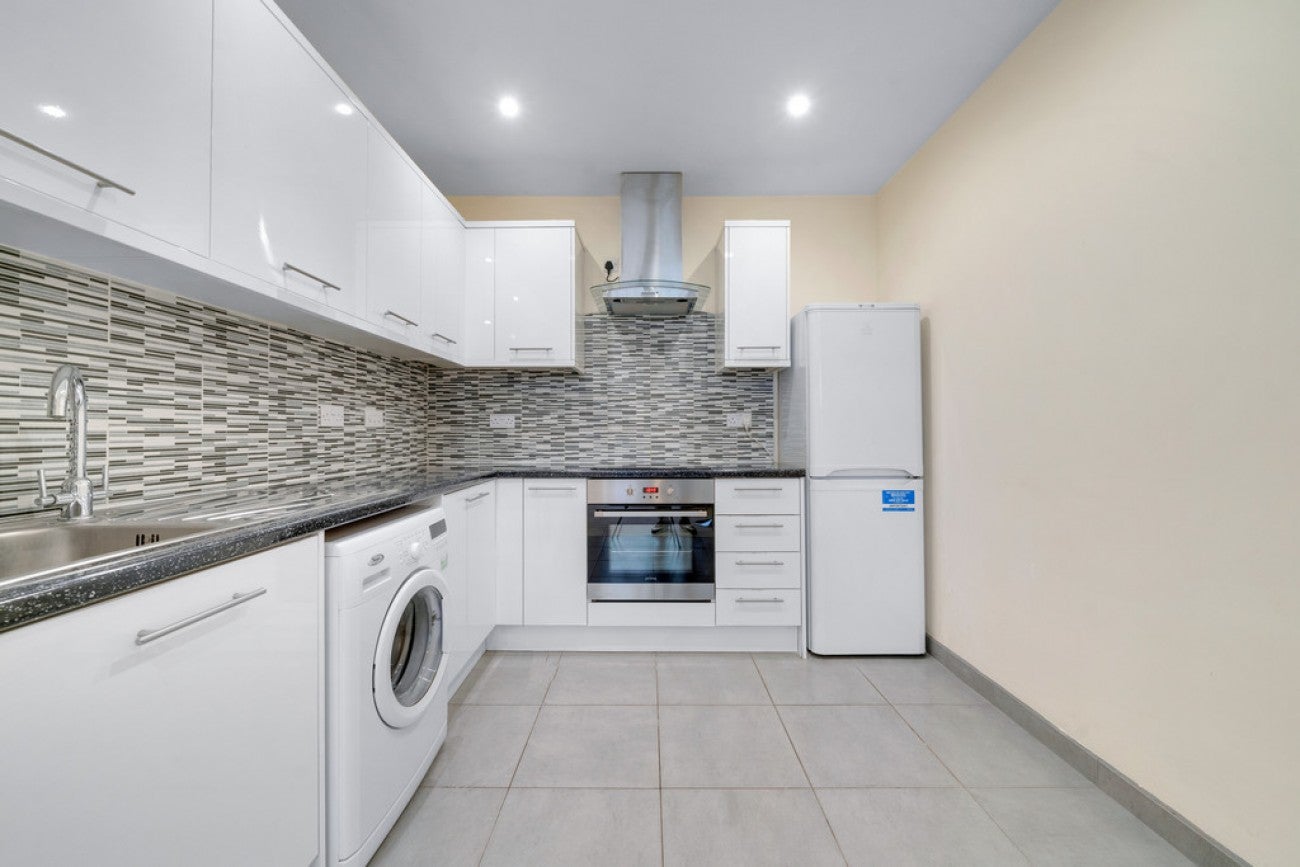 Flat Commercial Road in Greater London