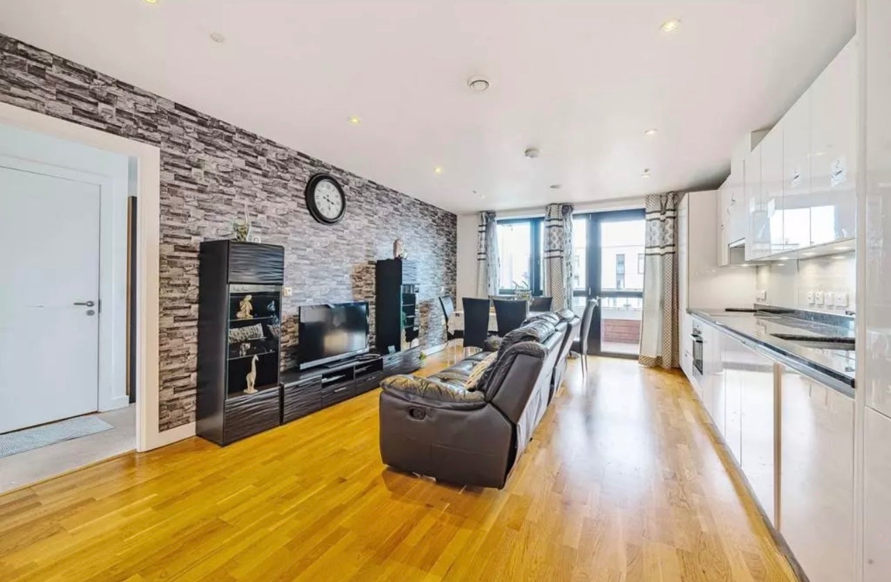 Flat Mirabelle Gardens in Greater London