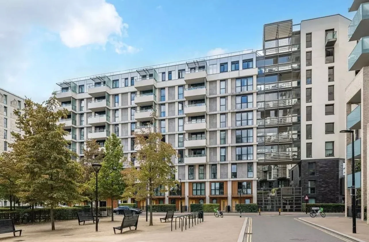 Flat Mirabelle Gardens in Greater London
