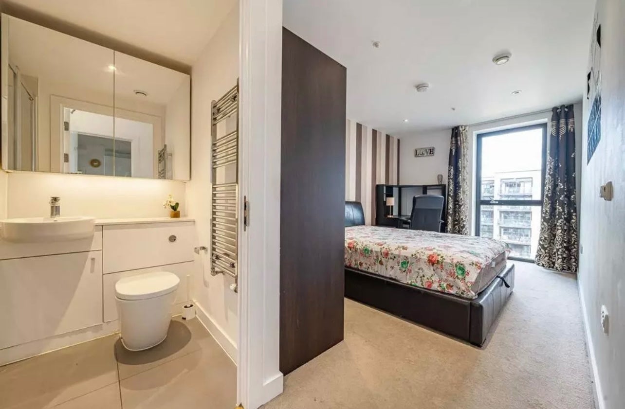 Flat Mirabelle Gardens in Greater London