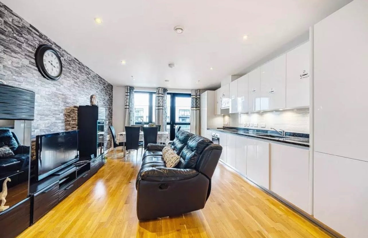 Flat Mirabelle Gardens in Greater London
