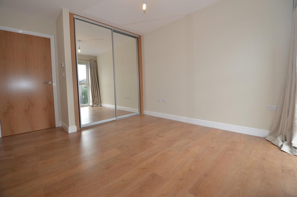 Flat Otter Way in Greater London