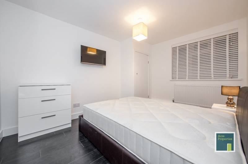 Room Rousham Lane in Greater London