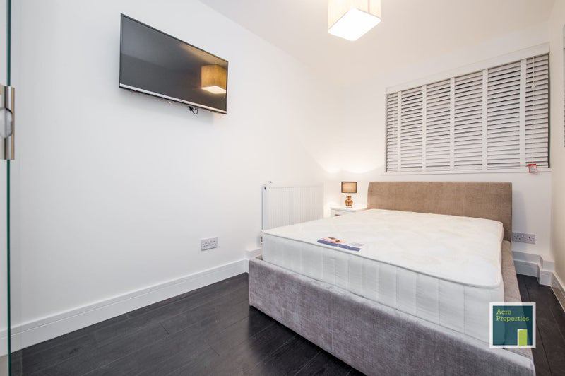 Room Rousham Lane in Greater London