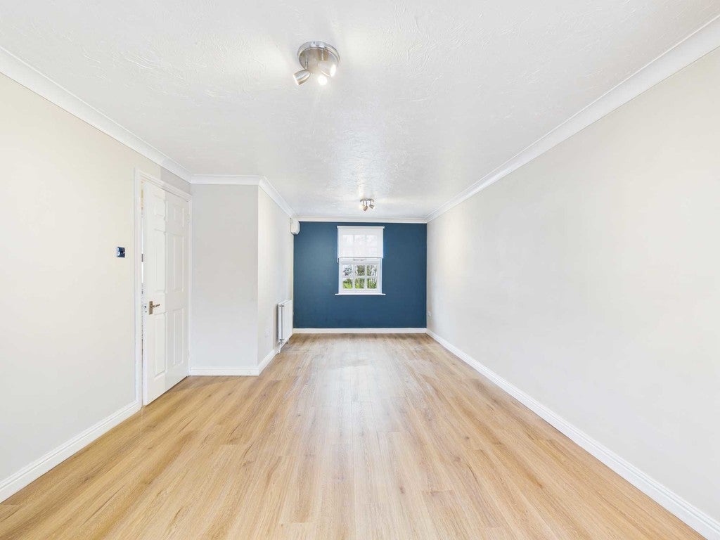 Flat Oak Tree Way in Horsham